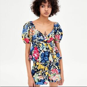 Beautiful floral high waist button fly shorts with ruffled edge detail size S!